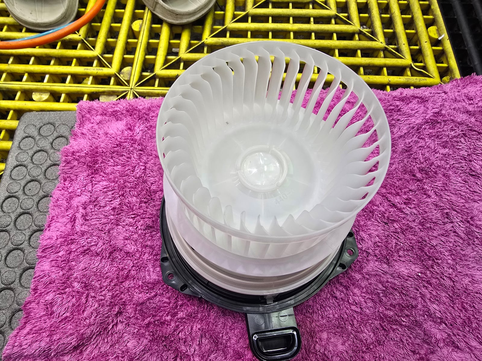 세척을 마친 깨끗한 블로워모터 팬